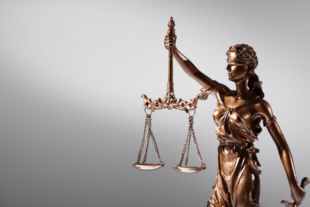 eDevize - statueta tinand o balanta in mana reprezentand justitia